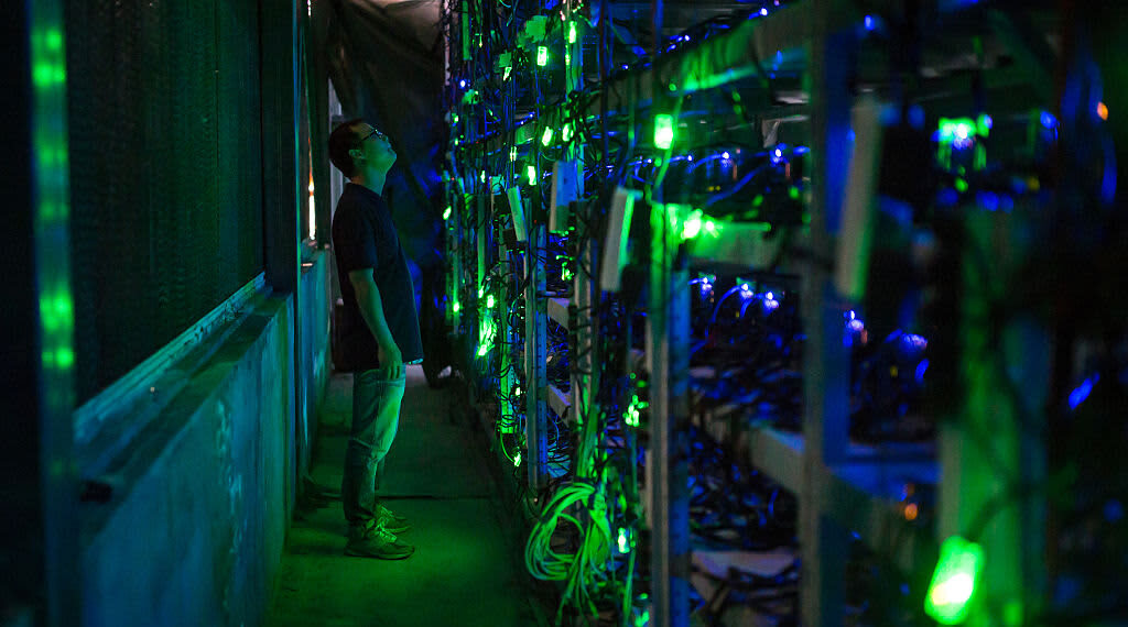 Bitcoin scende al livello più basso in due settimane mentre la Cina intensifica le operazioni di mining di criptovalute