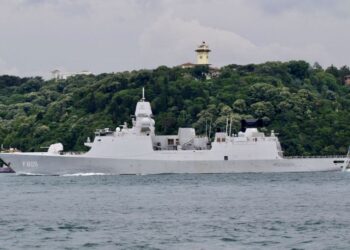 Gli olandesi dicono che i jet russi sono sfrecciati da una nave da guerra nel Mar Nero Black