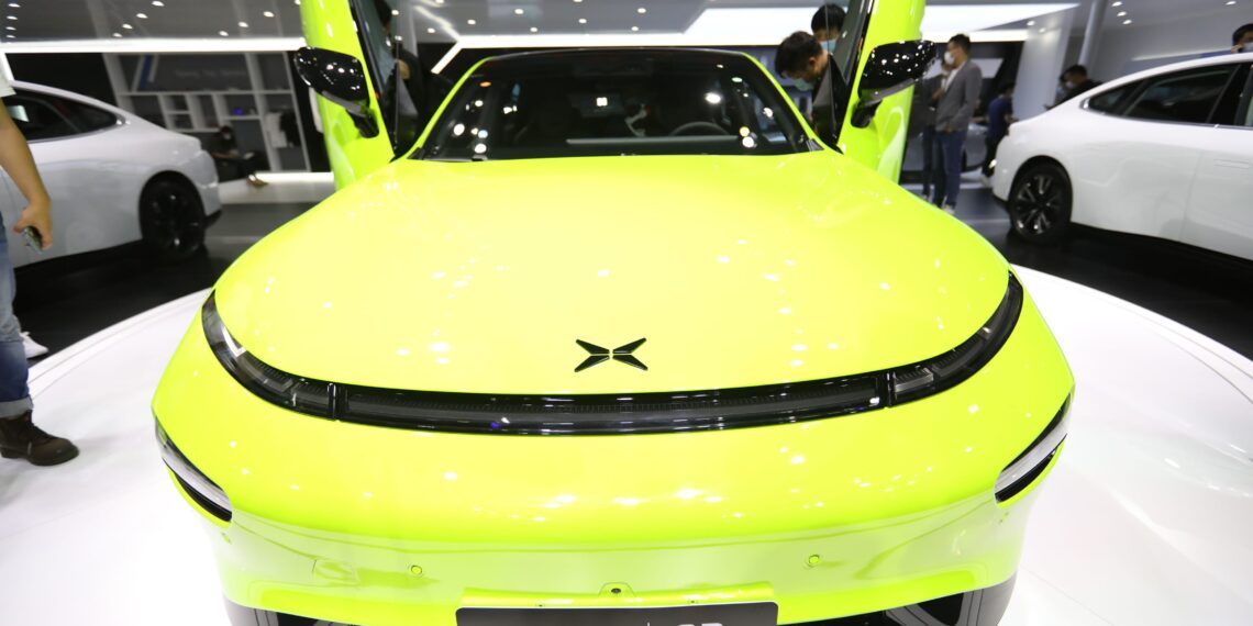Il rivale cinese di Tesla, Xpeng, aumenterà fino a $ 2 miliardi di sconto sul prezzo delle azioni di Hong Kong