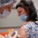 La Russia mancherà il 60% dell'obiettivo di vaccinazione in autunno, registra un numero record di morti per Covid-19 Covid