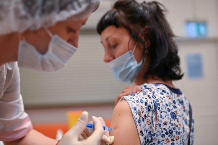 La Russia mancherà il 60% dell'obiettivo di vaccinazione in autunno, registra un numero record di morti per Covid-19 Covid
