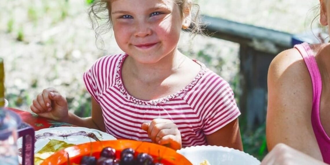 Porzioni più grandi di verdure possono aiutare ad aumentare l'assunzione di verdure dei bambini