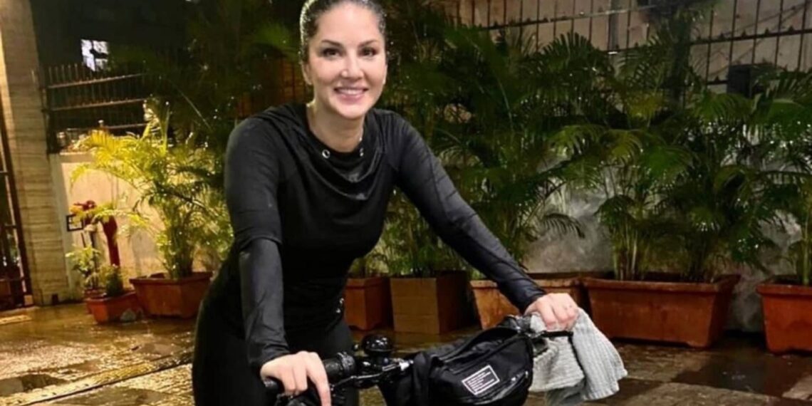 Sunny Leone va in bicicletta con suo marito Daniel Weber e mostra la sua brillantezza post-allenamento