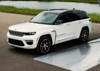 2022 Jeep Grand Cherokee a cinque posti svelata nel modello ibrido plug-in 4x, qui nel 2022