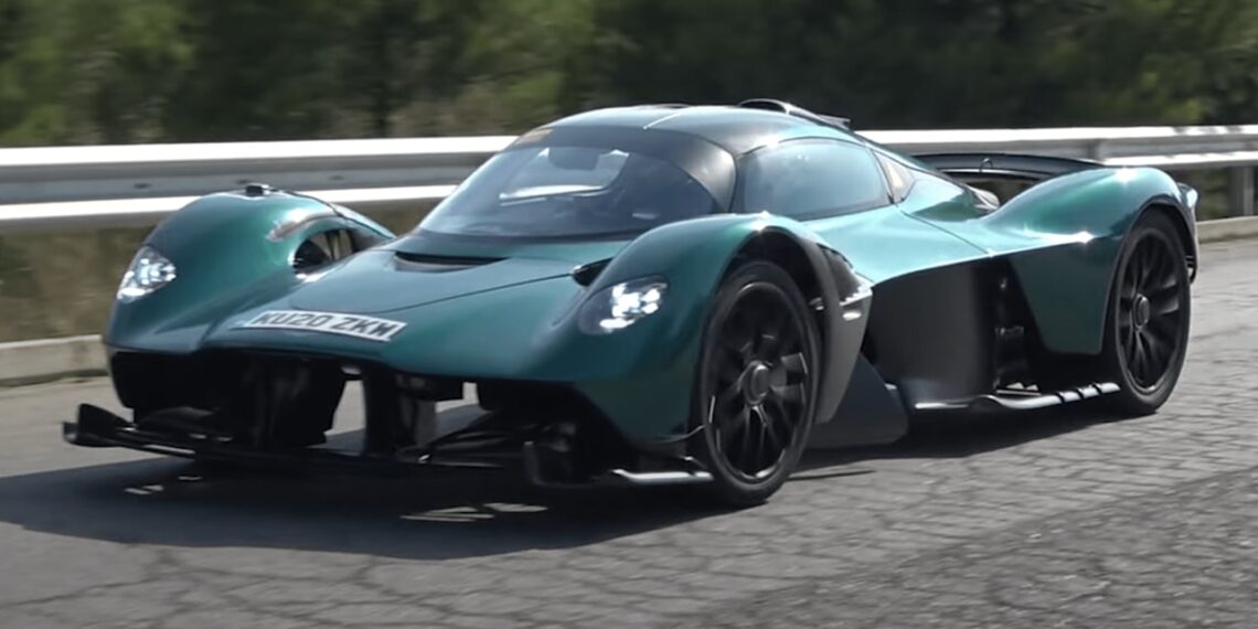Aston Martin Valkyrie ha individuato i test su strade pubbliche prima delle prime consegne al cliente