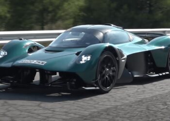 Aston Martin Valkyrie ha individuato i test su strade pubbliche prima delle prime consegne al cliente