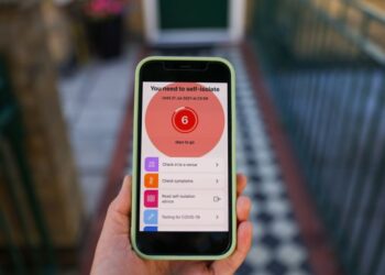 Aziende britanniche colpite dall'app Covid-19 che costringe i lavoratori all'isolamento