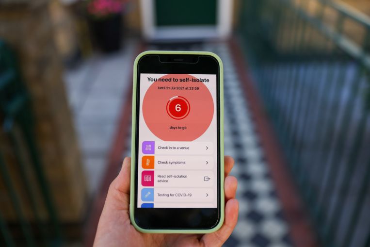 Aziende britanniche colpite dall'app Covid-19 che costringe i lavoratori all'isolamento