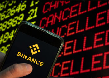 Crypto Exchange Binance smette di vendere versioni digitali di azioni come Tesla e Apple come circolo dei regolatori