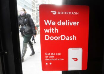 DoorDash e Albertsons collaborano per consegnare generi alimentari in giornata a quasi 2.000 negozi