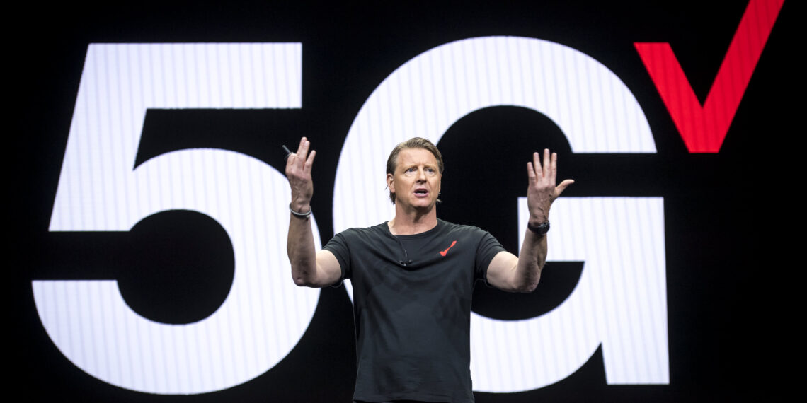 I consumatori stanchi di Covid tornano in città, gli stadi aumentano il traffico 5G, afferma il CEO di Verizon
