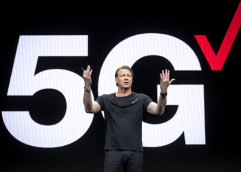 I consumatori stanchi di Covid tornano in città, gli stadi aumentano il traffico 5G, afferma il CEO di Verizon