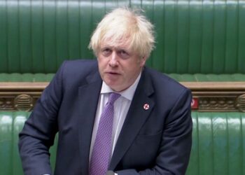 I legislatori britannici assolvono il primo ministro Boris Johnson dalla violazione della condotta durante le vacanze di lusso