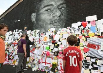 I manifestanti si riuniscono al murale vandalizzato di Marcus Rashford sul razzismo nel calcio inglese