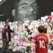 I manifestanti si riuniscono al murale vandalizzato di Marcus Rashford sul razzismo nel calcio inglese