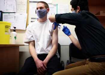 I ministri britannici decidono contro la vaccinazione di massa di Covid-19 per gli adolescenti, afferma il giornale locale