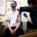 I ministri britannici decidono contro la vaccinazione di massa di Covid-19 per gli adolescenti, afferma il giornale locale