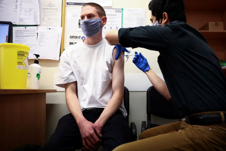 I ministri britannici decidono contro la vaccinazione di massa di Covid-19 per gli adolescenti, afferma il giornale locale