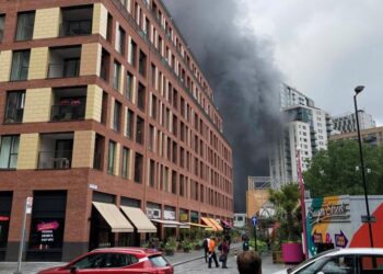I vigili del fuoco combattono gli incendi nel sud di Londra