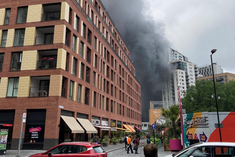 I vigili del fuoco combattono gli incendi nel sud di Londra