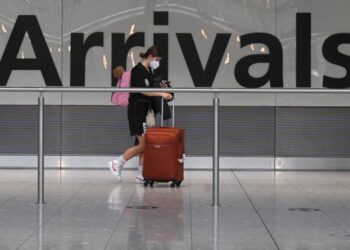 Il Regno Unito manterrà le regole di quarantena per i viaggiatori dalla Francia con l'aumento dei casi di Covid-19