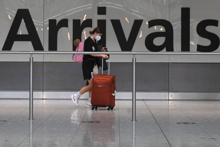 Il Regno Unito manterrà le regole di quarantena per i viaggiatori dalla Francia con l'aumento dei casi di Covid-19