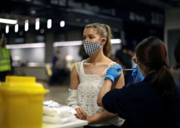 Il Regno Unito supera il traguardo della vaccinazione Covid-19 ma aumenta la confusione sulle mascherine