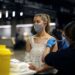 Il Regno Unito supera il traguardo della vaccinazione Covid-19 ma aumenta la confusione sulle mascherine