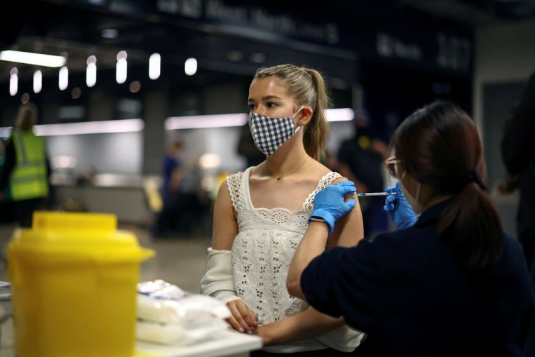Il Regno Unito supera il traguardo della vaccinazione Covid-19 ma aumenta la confusione sulle mascherine