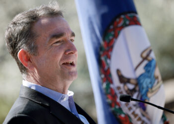 Il governatore della Virginia Northam annuncia un piano da 700 milioni di dollari per la banda larga universale entro il 2024
