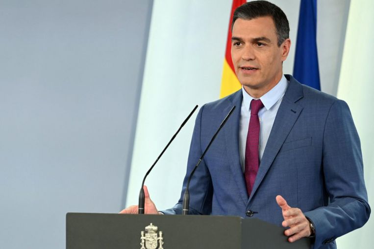 Il primo ministro spagnolo rivela un governo più giovane dominato dalle donne