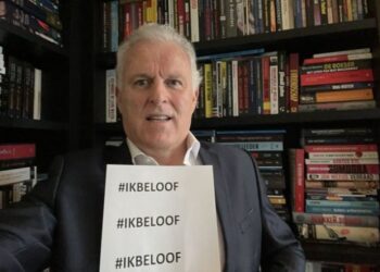 Il reporter di cronaca nera delle celebrità olandesi Peter R. De Vries ha sparato in strada ad Amsterdam Amsterdam