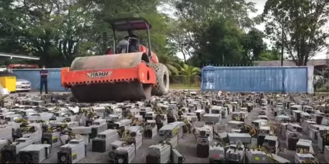 Il video virale mostra la polizia malese che distrugge 1.069 piattaforme minerarie bitcoin con un rullo compressore