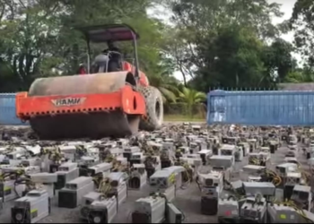 Il video virale mostra la polizia malese che distrugge 1.069 piattaforme minerarie bitcoin con un rullo compressore