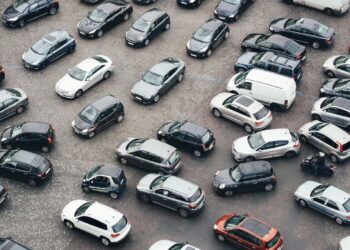 Imminente la legge europea che vieta le nuove auto a benzina e diesel - rapporto