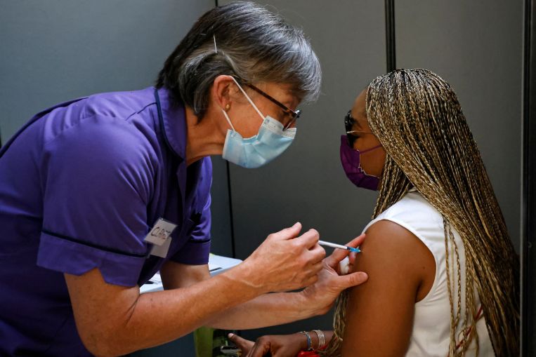 L'Europa si fa dura sulla vaccinazione contro il Covid-19 poiché le minacce sostituiscono gli incentivi