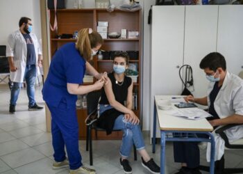 La Grecia offre una ricompensa in denaro per aumentare i tassi di vaccinazione dei giovani