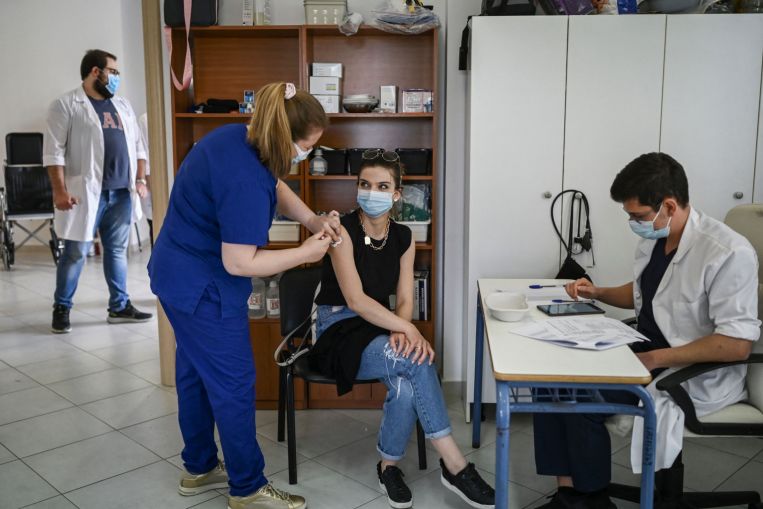 La Grecia offre una ricompensa in denaro per aumentare i tassi di vaccinazione dei giovani