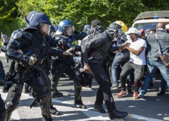 La polizia usa gas lacrimogeni e cannoni ad acqua per fermare una manifestazione di fronte all'hotel di Ginevra del presidente del Camerun