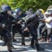 La polizia usa gas lacrimogeni e cannoni ad acqua per fermare una manifestazione di fronte all'hotel di Ginevra del presidente del Camerun