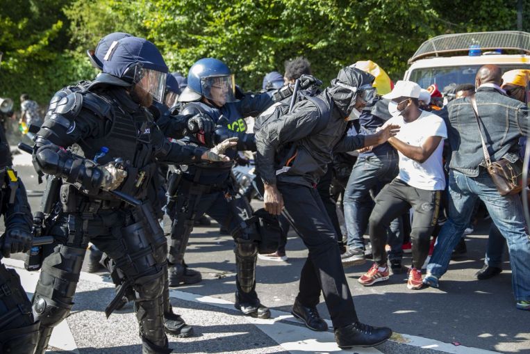 La polizia usa gas lacrimogeni e cannoni ad acqua per fermare una manifestazione di fronte all'hotel di Ginevra del presidente del Camerun