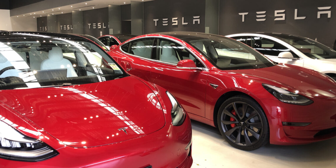 L'auto elettrica Tesla Model 3 è in cima alle classifiche di vendita del Regno Unito