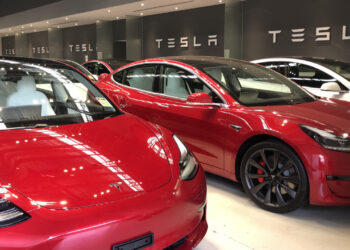 L'auto elettrica Tesla Model 3 è in cima alle classifiche di vendita del Regno Unito