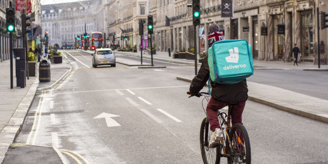 Le azioni di Deliveroo salgono dopo che un tribunale del Regno Unito ha stabilito che i suoi corrieri sono lavoratori autonomi