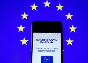 Le compagnie aeree e gli aeroporti dell'UE avvertono che il rilascio del certificato digitale di Covid rischia il caos