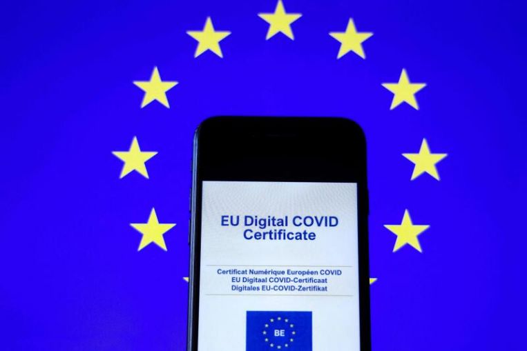 Le compagnie aeree e gli aeroporti dell'UE avvertono che il rilascio del certificato digitale di Covid rischia il caos