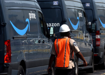 Le emissioni di carbonio di Amazon sono aumentate del 19% nel 2020, anche se il Covid-19 ha abbassato i livelli globali