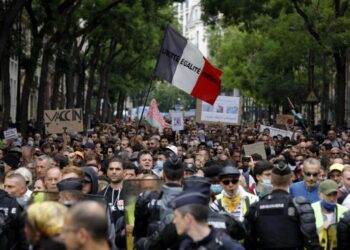 Le proteste francesi chiedono "libertà" durante la campagna di vaccino contro il coronavirus del governo government