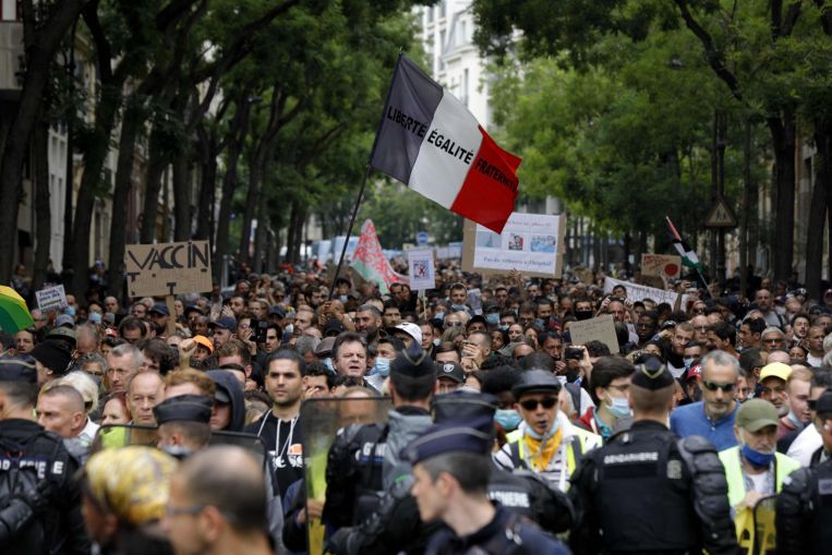 Le proteste francesi chiedono "libertà" durante la campagna di vaccino contro il coronavirus del governo government