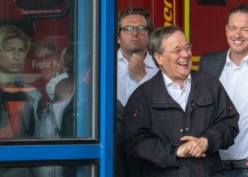 L'erede della Merkel si scusa dopo aver riso mentre visitava la zona alluvionale